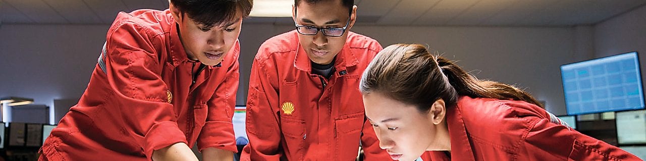 Tres empleados revisando planos