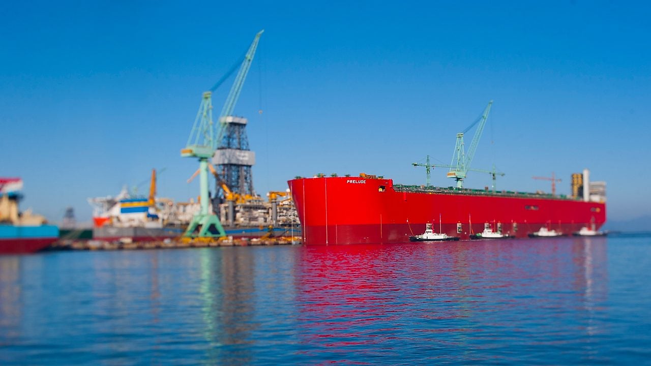 Buque ancorado en un puerto comercial."