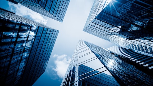 Mirando hacia el cielo entre edificios reflectantes