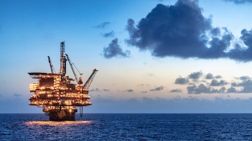 Plataforma petrolera de alta mar, iluminada por la noche