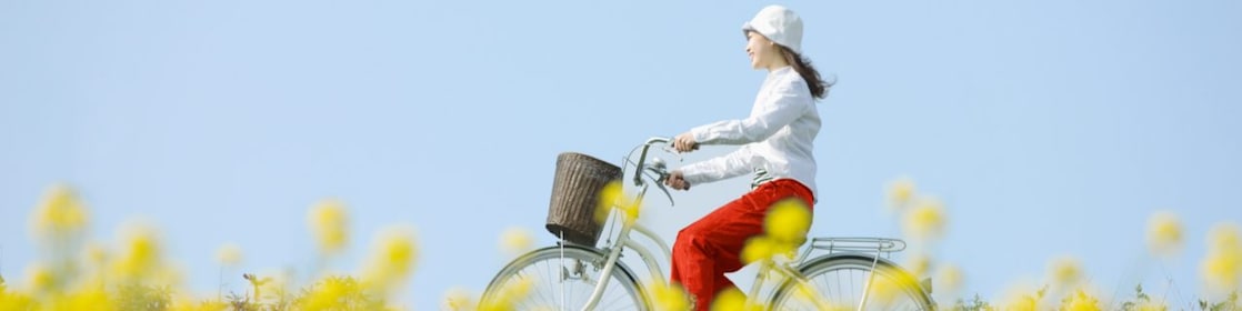 Joven mujer en su bicicleta