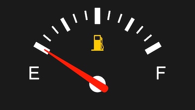 Medidor de gasolina marcando el tanque vacío.