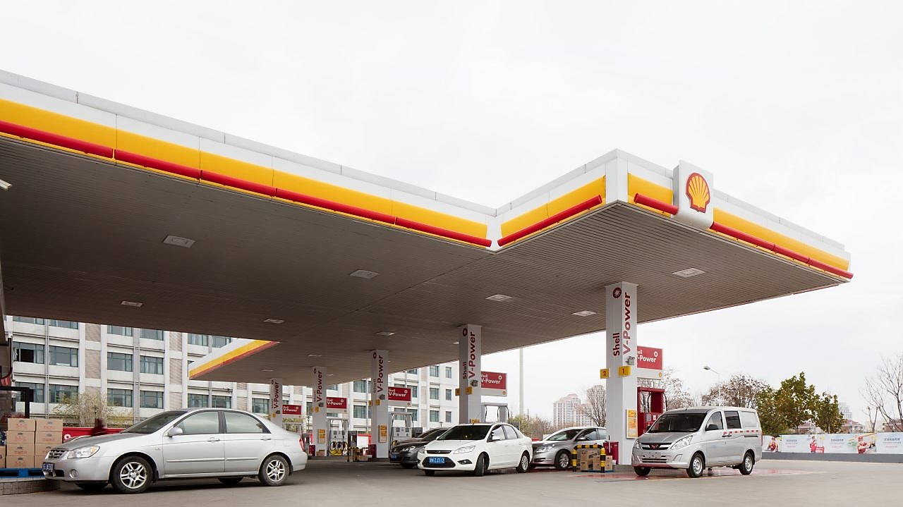 Estacion Shell con Pecten visible en el canopy.