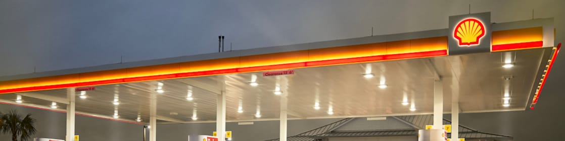 Estacion de servicio Shell a la noche