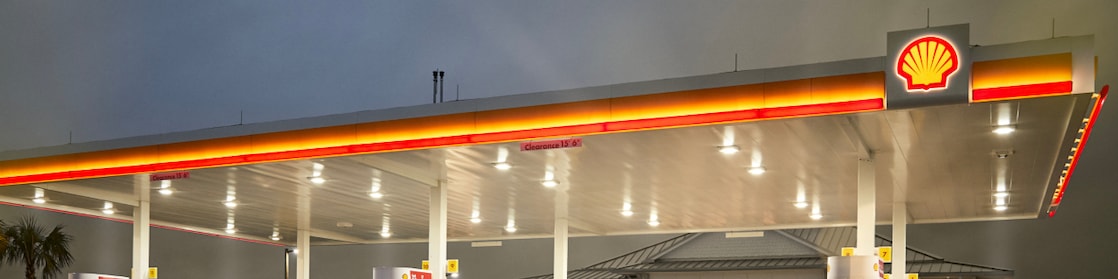 Estacion de servicio Shell a la noche